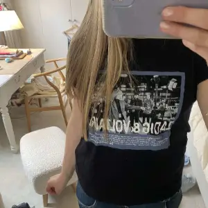 Super snygg och unik T-shirt från Zadig voltaire! Så snyggt tryck 🥰 Nyskick och inga defekter 🥰