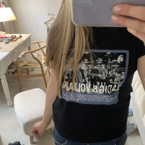 Unik Zadig-Tshirt - Super snygg och unik T-shirt från Zadig voltaire! Så snyggt tryck 🥰 Nyskick och inga defekter 🥰