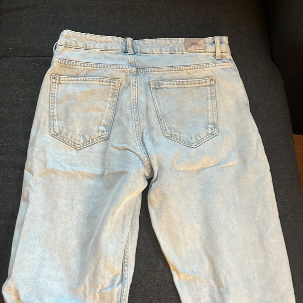 Snygga lågmidjade jeans från Zara. Med slits. Lägg gärna prisförslag 🤗. Jeans & Byxor.