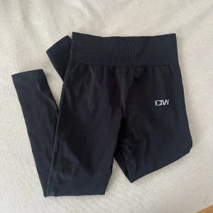 DEFINE SEAMLESS TIGHTS BLACK - Storlek S, använd 2-3 gånger. Säljer för passar mig inte.  Nypris 599, säljer för 260kr. HAR TVÅ PAR så kommer finnas två annonser ute. 