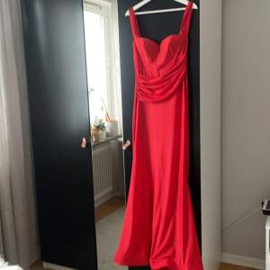 En röd klänning i storlek M, lång  Beställt från SHEIN  Skönt material och den är stretchig, den sitterjätte bra på kroppen ( oanvänd )