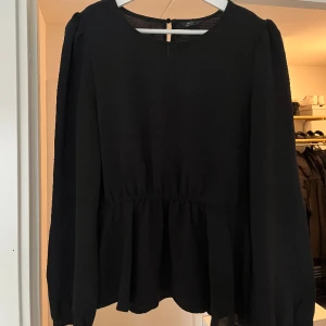 Blus - Blus från Only. Nyskick. Storlek L.