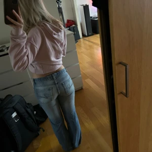 Lågmidjade jeans  - Supersnygga lågmidjade jeans slm tyvärr va förstora för mig och därför jag säljer💞 Midjebredd 38 cm Total längd 101 cm Längd från steg 77cm. Storlek 36 men skulle säga att det passar mer en 34