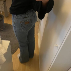 Lågmidjade jeans - Lowwaist jeans från wrangler, köpta här på plick men var lite för korta för mig💕💕