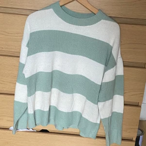 Stickad tröja - Fin stickad tröja från H&M, köpt för cirka ett år sedan och i superfint skick då den endast är använd ett fåtal gånger🤍 