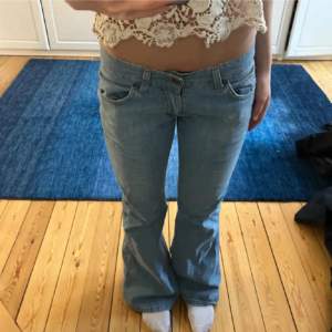 jättefina lågmidjade jeans som jag köpte på plick men som tyvärr inte passade mig, midjemått tvärsöver: 37 cm, innerbenslängd: 84 cm, skickar gärna fler bilder❣️(första bilden är lånad från tidigare ägare)