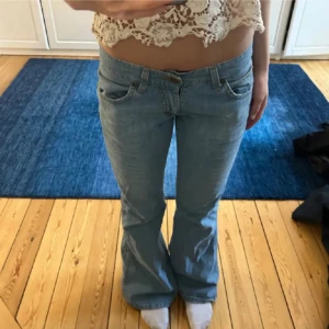 low waist jeans  - jättefina lågmidjade jeans som jag köpte på plick men som tyvärr inte passade mig, midjemått tvärsöver: 37 cm, innerbenslängd: 84 cm, skickar gärna fler bilder❣️(första bilden är lånad från tidigare ägare)