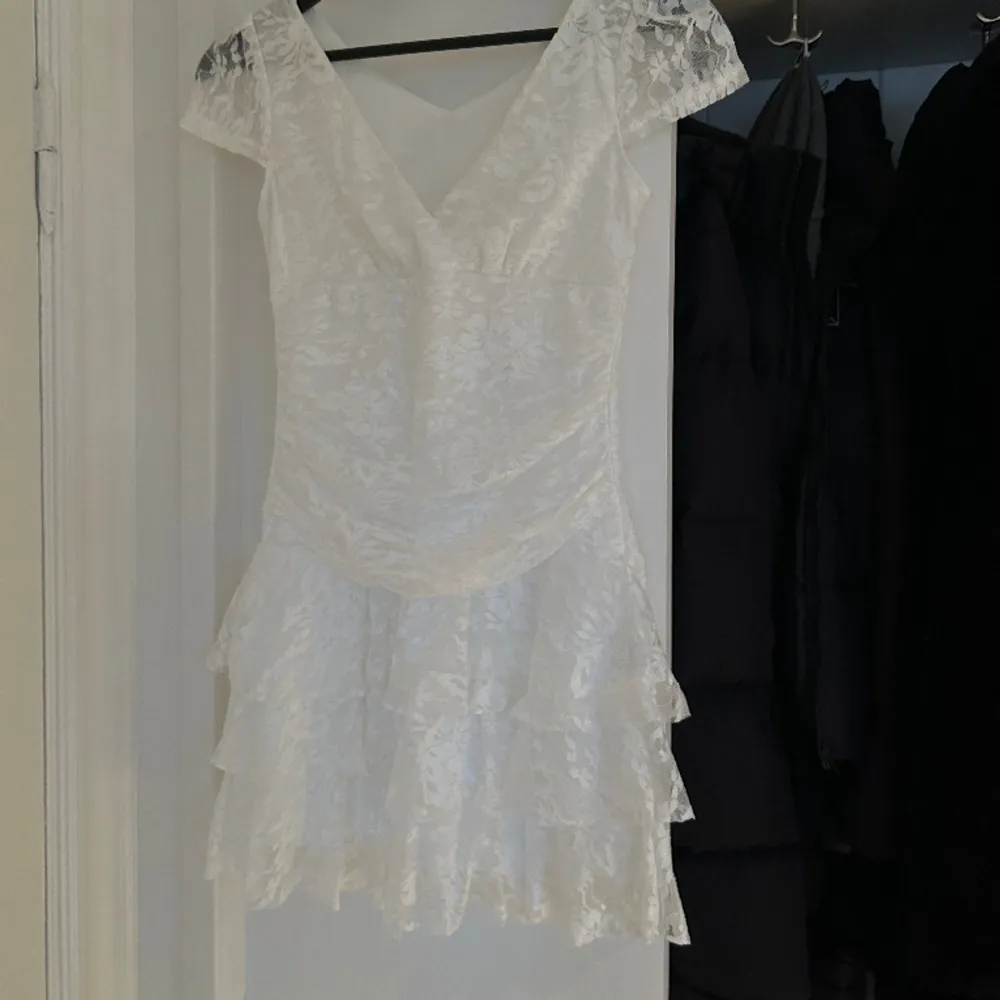 Detta är en perfekt vit studentklänning med superfin volang kjol i spets. Inköpt för 998kr säljer för 500, aldrig använd💕skriv vid frågor. Klänningar.