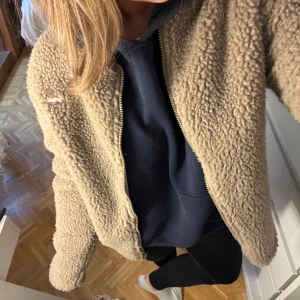 Aim’n jacka   - Säljer denna super mysiga Teddy jacka från aim’n i nyskick så den tyvärr aldrig kommit till användning, och perfekt nu till våren! Skriv vid frågor💕💕