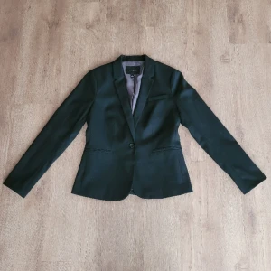 Svart kavaj Banana republic - Som ny! Svart kavaj med grått foder. Storlek 4 motsvarar storlek 36. Skulle säga att den är lite stor i storleken.