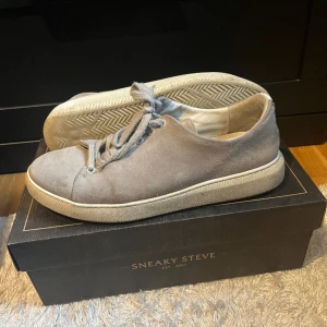 Sneaky Steve - Jag säljer nu mina Sneaky Steve på grund av att jag har nya skor. De är i väldigt bra skick, inget slitage, bara lite fläckar som jag tvättar bort innan jag skickar. ⭐️💪Nypris ligger på runt 1200kr