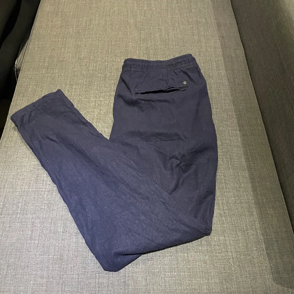 Säljer dessa linne byxor som är mörkblåa dem är perfekt till sommaren!. Jeans & Byxor.