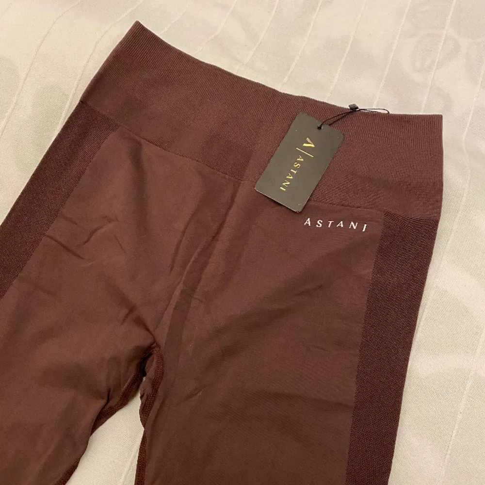Bruna Seamless Tights från Astani Wear. Storlek L (passar M-L). Köpta för ca 600kr. Endast testade. . Jeans & Byxor.