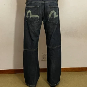 Evisu X Puma Jeans - Några coola Evisu collab med puma jeans. Grymma till alla tillfällen. Är ihopsytt mellan benen med en del av ett par andra jeans tror jag, kan varit ägaren innan mig som sydde ihop ett hål, inget som syns eller märks särskilt mycket.