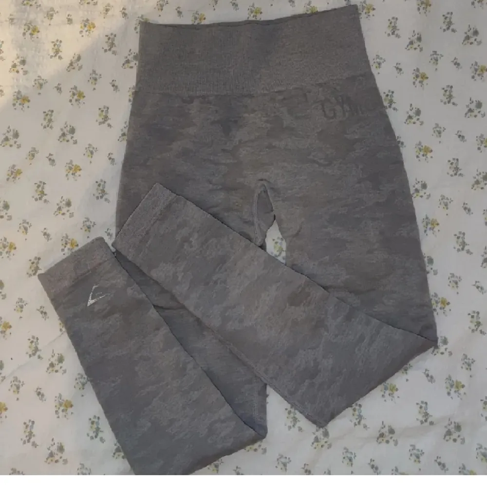 Jag säljer nu mina gråa gymshark tights. Modellen adapt camo, en av deras äldre kollektioner som ej finns att köpa längre. Har så mycket tights o dessa kommer tyvär ej till användning. Använda ca 5 gånger, så de är i bra skick! 💕. Övrigt.