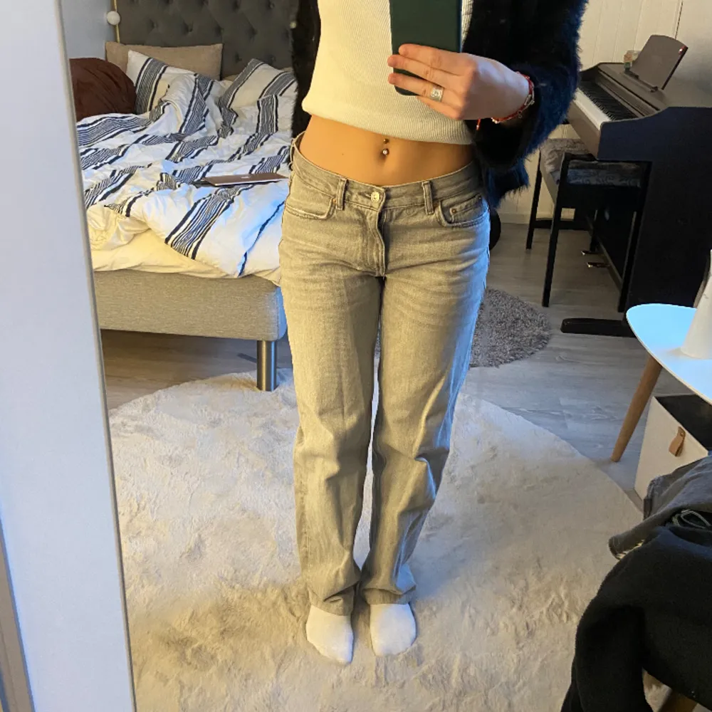 Säljer dessa grå jeans från Gina tricot i storlek 34. Det doxk lite stora i storleken så skulle nog säga att de passar mer som en liten 36a. De är perfekta i längden på mig som är 160🤍. Jeans & Byxor.