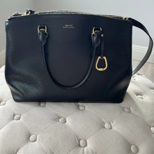 Ralph Lauren väska - Oanvänd Ralph lauren handväska. Nyskick. Nypris var 4500kr.