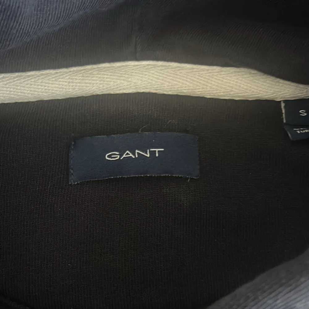 Marin blå Gant hoodie, andvänd fast i bra skick!  Ursprungs: pris 1300 kr mitt pris: 800 kr, pris kan diskuteras!. Hoodies.