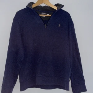 Ralph Lauren half zip - Mörkblå Raffe halfzip. Skick 8/10. Inga defekter. Finns även QR kod. DM om du undrar något🕺💸