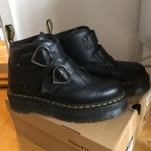 Dr martens - Devon heart (dr martens) -26439001 Skorna är använda 4 gånger, inga täcken på användning. Storlek: 42 Orginalpris: 24000 Jag säljer dom pågrund av att jag köpte en för stor storlek:((