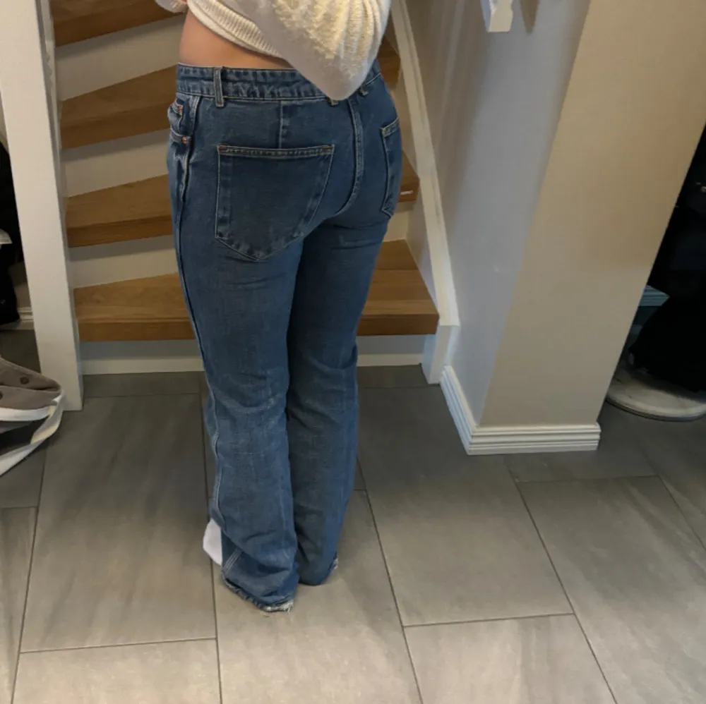 Gamla jeans från zara som är använda men i bra skick💗. Jeans & Byxor.