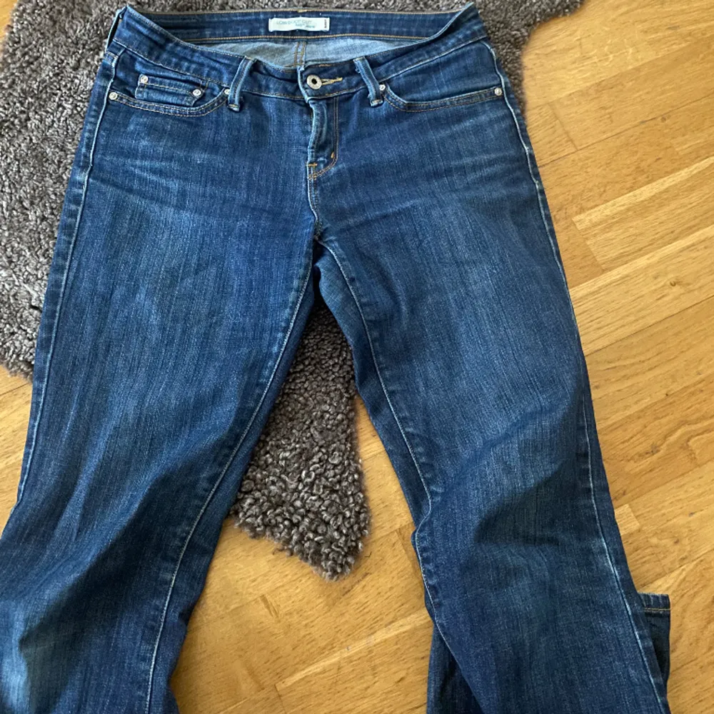 Jeans ifrån Levis, lågmidjade och super sköna 💕 kan skicka mått ifall det behövs! Står ingen storlek i de men skulle säga 36/38. Jeans & Byxor.