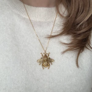 Stort halsband  - Bi halsband stort. Guld! Finns i silver😍 Längd på kedjan väljer man själv 
