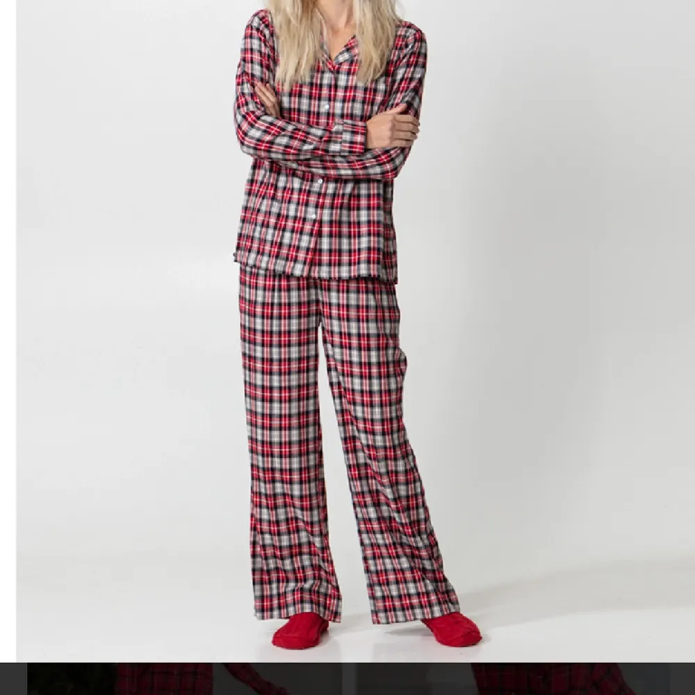 Jättefin pyjamas från indiska där jag endast använt byxorna några få gånger. Pyjamasen heter Lauren och är i stl XS/34. Nypris 499 och extra knapp medföljer!💗. Jeans & Byxor.