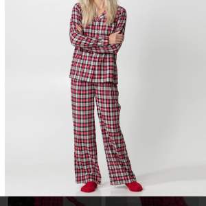 Jättefin pyjamas från indiska där jag endast använt byxorna några få gånger. Pyjamasen heter Lauren och är i stl XS/34. Nypris 499 och extra knapp medföljer!💗