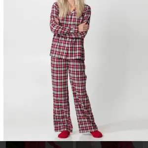 Jättefin pyjamas från indiska där jag endast använt byxorna några få gånger. Pyjamasen heter Lauren och är i stl XS/34. Nypris 499 och extra knapp medföljer!💗
