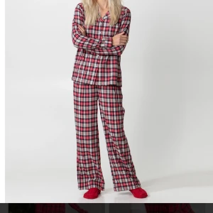 Pyjamas från indiska - Jättefin pyjamas från indiska där jag endast använt byxorna några få gånger. Pyjamasen heter Lauren och är i stl XS/34. Nypris 499 och extra knapp medföljer!💗