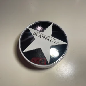 GlamGlow Supermattifying primer. - GlamGlow mattifying primer!  Utgått!  Det ingår även rosa spatel som jag har bild på. Har även bild från nätet med info om primern. Fråga mig om dessa bilder då man bara får ha 3 i annonsen :)   Kan hämtas i Trollhättan eller skickas med Plick!