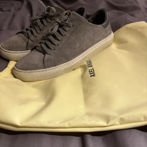Axel Arigato - Ett par fina Axel arigatos Clean 90 låga sneakers som har använts 3-6 gånger så de är typ helt nya || skade fri och har ett bra skick || ny pris runt 2500 || storlek 43 || har du frågor och funderingar kontakta oss!!