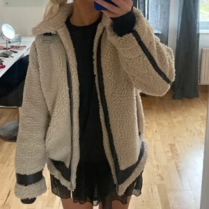 Teddyjacka biker - Säljer min fina lite längre jacka från bikbok i Teddy och biker stil. Köptes förra vintern och den är inte använd mycket. Skriv för fler bilder och information😇 passa på nu när de är gratis frakt!