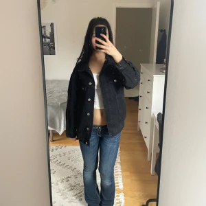 Svart jeansjacka - Säljer min jättesnygga jeansjacka då den tyvärr inte kommer till användning längre. Som i nyskick🌼