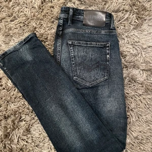 Replay Jeans - Ett par mörkblå replay jeans i bra skick då dem bara användts några gånger. Storlek 30 32 och modellen heter groover. Bara att fråga på om något undras över🚀👖