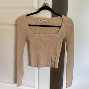 Ribbad tajt topp - Ribbad tröja från zara. 