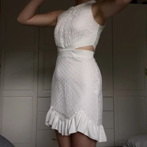 Studentklänning  - Oanvänd studentklänning, prislappen kvar på plagget!