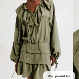 Grön hm klänninh  - Hej hej! Söker denna klänningen ifrån hm i grön! Hör av dig om du har en som du kan tänka er sälja!💞💞