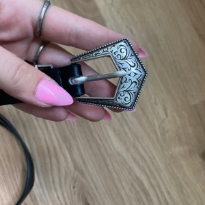 Bälte  - Svart bälte me fint spänne. Tkr personligen de är lite tråkigt för min still o där av vill jag sälja 