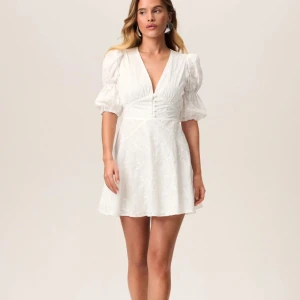 Adoore klänning - Säljer denna superfina adooreklänning i nyskick, endast använd 1 gång, perfekt sommar- eller studentklänning. Upplever den liten i storlek, mer som en 38. Nypris 1495kr. Skriv för fler bilder🌸