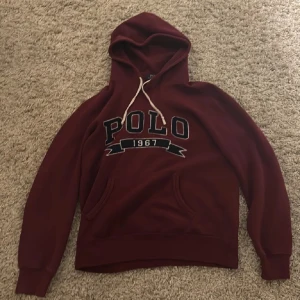 Ralph lauren hoodie  - Fin ”vintage” Ralph lauren hoodie inga hål eller andra skavanker. Storlek M Kan gå ner i pris vid snabb affär