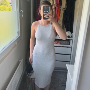 Grå klänning bikbok  - Superskönt material!