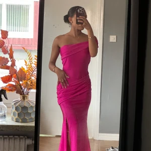 Balklänning rosa/fuchsia - Storlek s/m, men den är stretchig 