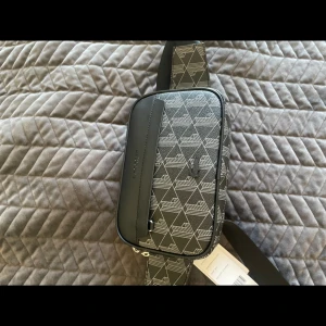 Lacoste väska - Helt ny lacoste väska. Den var för stor för lig så säljer den. Lappar och allt finns med, helt oanvänd och ny.  Ordinarie pris 2000 kr