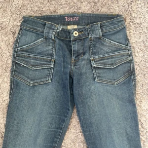 Vintage jenas - SKITSNYGGA low waist, bootcut jeans som tyvärr är för små för mig. Har en liten defekt upptill som man ser tydligt på tredje bilden, annars i bra skick. Skriv för frågor eller om ni vill ha bild med full längd (fick inte plats på bilden)💗 