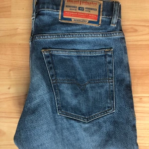 Diesel jeans  - Jag säljer nu mina diesel jeans eftersom de inte kommer till någon användning, använda ett fåtal gånger och är i bra skick utan några defekter. Nypris 1500kr men säljer de för 700kr. Skriv om ni har frågor!