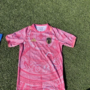 Mexico Hemmaställ 2024/2025 - Säljer fotbolls tröjor på mindre än retail, vi har ett större utval på vår instagram Jerseysidan. Tröjan passar mer som M