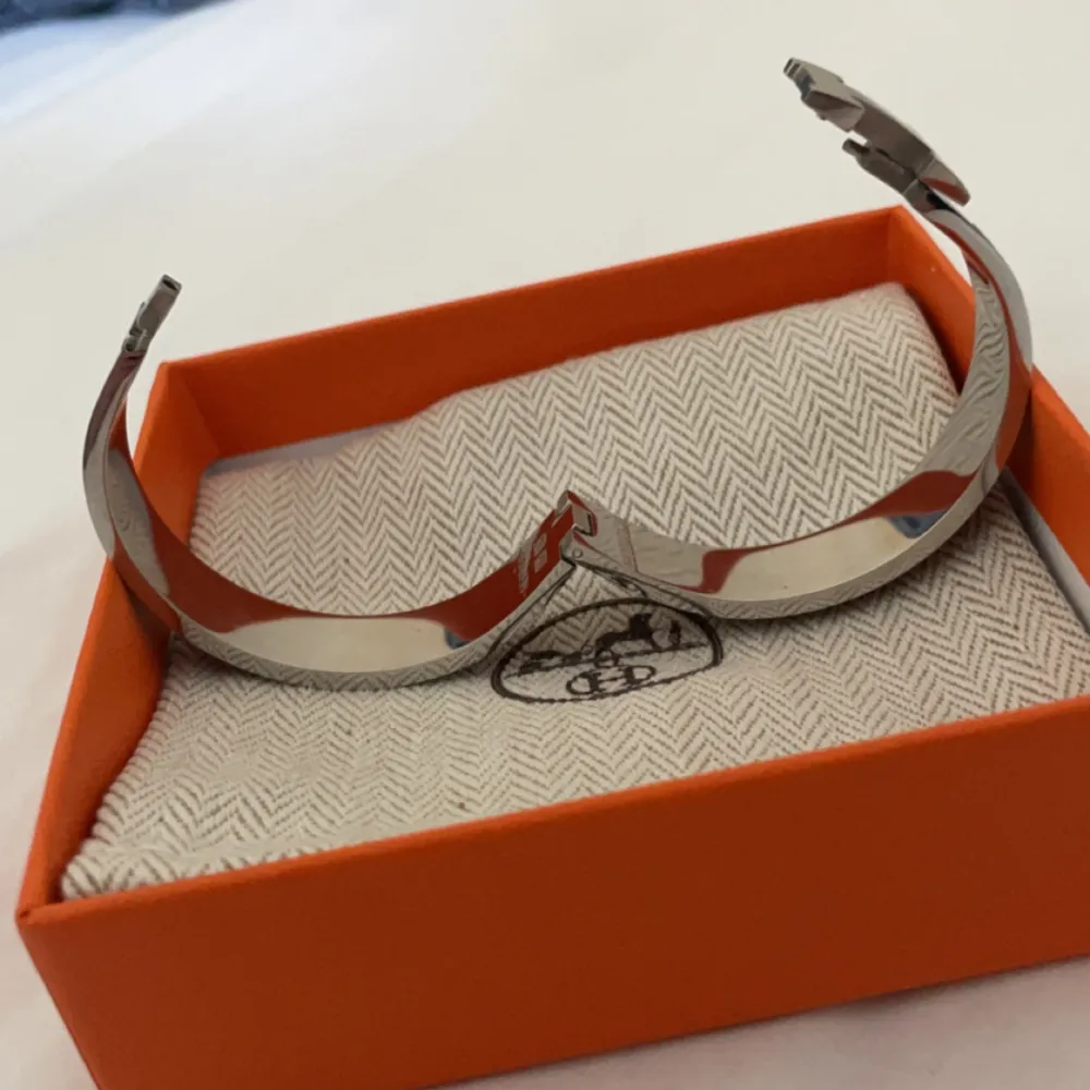 Hermes armband köpt här på plick box medföljer kan inte garantera att de är äkta men tror de för box följer med köpt av en som sa att de va äkta . Accessoarer.