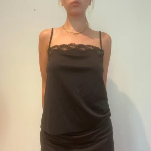 Svart spetslinne  - Så fint passar från XS-M